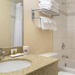 Отель Days Inn by Wyndham Calgary South Канада, Калгари - отзывы, цены и фото номеров - забронировать отель Days Inn by Wyndham Calgary South онлайн ванная