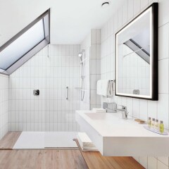 Отель Hilton Garden Inn Riga Old Town Латвия, Рига - отзывы, цены и фото номеров - забронировать отель Hilton Garden Inn Riga Old Town онлайн ванная