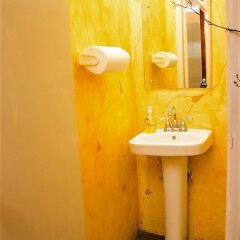 Отель New Kingston Guest Apt at The Stadium ванная фото 2