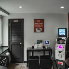 Отель Econo Lodge Times Square США, Нью-Йорк - 1 отзыв об отеле, цены и фото номеров - забронировать отель Econo Lodge Times Square онлайн банкомат