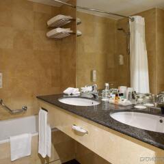 Отель Canopy by Hilton Madrid Castellana Испания, Мадрид - 9 отзывов об отеле, цены и фото номеров - забронировать отель Canopy by Hilton Madrid Castellana онлайн ванная фото 2
