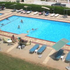 DebbieXenia Hotel Apartments бассейн