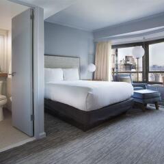 Отель New York Hilton Midtown сейф в номере