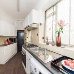 Отель 3 Bedroom House in Hampstead Village Sleeps 6 в номере