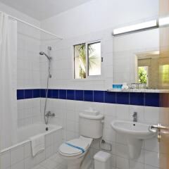 Отель Akti Beach Village Resort ванная фото 2