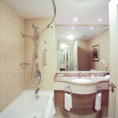 Отель Courtyard by Marriott Tbilisi Грузия, Тбилиси - 5 отзывов об отеле, цены и фото номеров - забронировать отель Courtyard by Marriott Tbilisi онлайн ванная