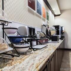 Отель Comfort Inn & Suites Maingate South в номере