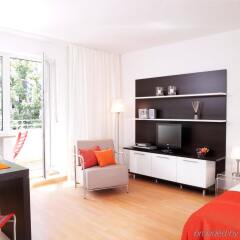 Апартаменты Frederics Serviced Apartments Мюнхен комната для гостей