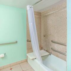 Отель Comfort Inn and Suites Resort Cocoa Beach США, Какао-Бич - отзывы, цены и фото номеров - забронировать отель Comfort Inn and Suites Resort Cocoa Beach онлайн ванная