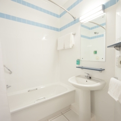 Отель Jurys Inn Manchester City Centre Великобритания, Манчестер - отзывы, цены и фото номеров - забронировать отель Jurys Inn Manchester City Centre онлайн ванная фото 2
