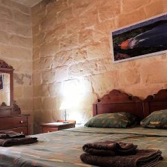 Отель Gozo B&B сейф в номере