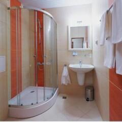 Отель Family Hotel Coral Болгария, Поморие - отзывы, цены и фото номеров - забронировать отель Family Hotel Coral онлайн ванная