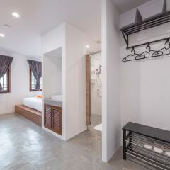 Tiny Taladnoi Hostel Бангкок сейф в номере