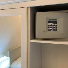 Отель Tiburtina Suites сейф в номере