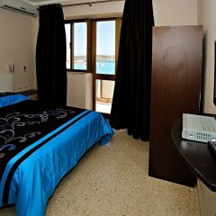 Отель Reno's Restaurant & Guesthouse Бирзеббуджа сейф в номере