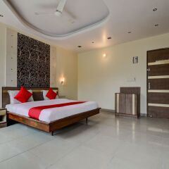 OYO 16127 Hotel Taurus сейф в номере