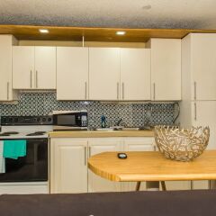 Отель Kingston Most Centrally Located Two Bdrm в номере