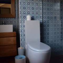 Отель 2 Bedroom House in the Heart of Angel Лондон ванная фото 2