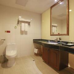 Отель Vienna Hotel Shengping Китай, Шэньчжэнь - отзывы, цены и фото номеров - забронировать отель Vienna Hotel Shengping онлайн ванная фото 2