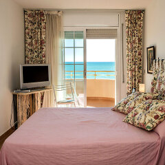 Отель Front Beach - Four Bedroom Испания, Калафель - отзывы, цены и фото номеров - забронировать отель Front Beach - Four Bedroom онлайн комната для гостей фото 5