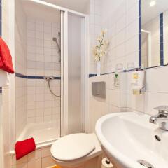 Отель Novum Hotel Aldea Berlin Centrum Германия, Берлин - 9 отзывов об отеле, цены и фото номеров - забронировать отель Novum Hotel Aldea Berlin Centrum онлайн ванная фото 2