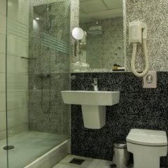 Queen's Hotel in Skopje, Macedonia from 111$, photos, reviews - zenhotels.com bathroom photo 2