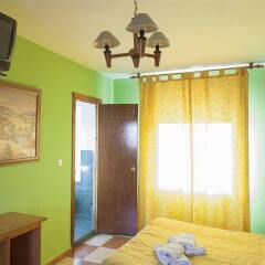 Отель Hostal Londres сейф в номере