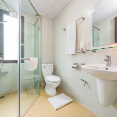 Апартаменты Granda Trung Hoa Apartment ванная