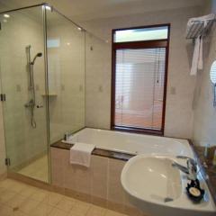 Отель The Gurney Resort Hotel & Residences Малайзия, Пенанг - 1 отзыв об отеле, цены и фото номеров - забронировать отель The Gurney Resort Hotel & Residences онлайн ванная фото 2
