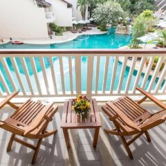Отель Thara Patong Beach Resort & Spa Таиланд, Пхукет - 7 отзывов об отеле, цены и фото номеров - забронировать отель Thara Patong Beach Resort & Spa онлайн балкон