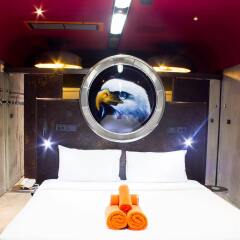 Nicky's Handlebar Hotel в номере