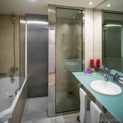 Отель Ayre Hotel Caspe Испания, Барселона - 8 отзывов об отеле, цены и фото номеров - забронировать отель Ayre Hotel Caspe онлайн ванная