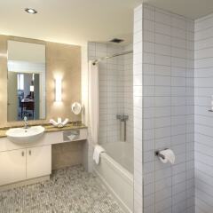 Отель Le Square Phillips Hotel And Suites Канада, Монреаль - отзывы, цены и фото номеров - забронировать отель Le Square Phillips Hotel And Suites онлайн ванная фото 2