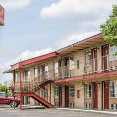 Отель Econo Lodge Columbus Колумбус парковка