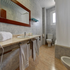 Отель Apartamentos Solimar Испания, Калафель - 4 отзыва об отеле, цены и фото номеров - забронировать отель Apartamentos Solimar онлайн ванная