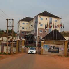 Отель Golden Valley Hotel Enugu Нигерия, Нсукка - отзывы, цены и фото номеров - забронировать отель Golden Valley Hotel Enugu онлайн вид на фасад