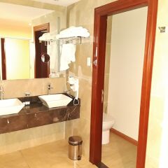 Отель Ramada Georgetown Princess Hotel Гайана, Джорджтаун - отзывы, цены и фото номеров - забронировать отель Ramada Georgetown Princess Hotel онлайн ванная