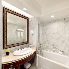 Отель Pudong Shangri-La, Shanghai Китай, Шанхай - отзывы, цены и фото номеров - забронировать отель Pudong Shangri-La, Shanghai онлайн ванная