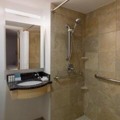 Отель Hampton Inn Manhattan/Times Square South США, Нью-Йорк - отзывы, цены и фото номеров - забронировать отель Hampton Inn Manhattan/Times Square South онлайн ванная фото 2
