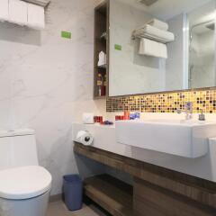 Отель Citrus Sukhumvit 11 Bangkok by Compass Hospitality Таиланд, Бангкок - 3 отзыва об отеле, цены и фото номеров - забронировать отель Citrus Sukhumvit 11 Bangkok by Compass Hospitality онлайн ванная фото 2