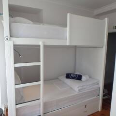 Hub New Lisbon Hostel сейф в номере