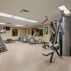 Отель Travelodge by Wyndham Saskatoon фитнесс-зал