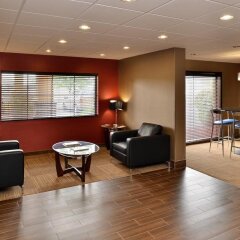 Отель Comfort Suites East интерьер отеля