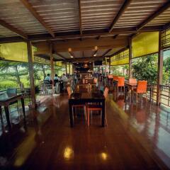 Отель Ploy Khumthong Boutique Resort Бангкок гостиничный бар