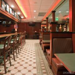 Отель Holiday Inn Bloomington Airport South Mall Area Блумингтон гостиничный бар