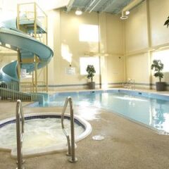 Отель The Glenmore Inn & Convention Centre Канада, Калгари - отзывы, цены и фото номеров - забронировать отель The Glenmore Inn & Convention Centre онлайн бассейн фото 2
