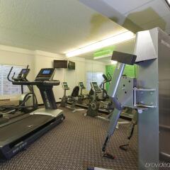 Отель La Quinta Inn & Suites Dallas North Central фитнесс-зал