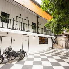 Oh Compound Hostel Бангкок парковка