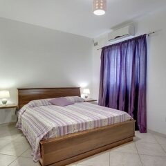 Апартаменты Charming Apartment in Qawra комната для гостей