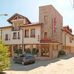 Отель Silvestar Family Hotel Болгария, Велико Тырново - отзывы, цены и фото номеров - забронировать отель Silvestar Family Hotel онлайн парковка фото 2